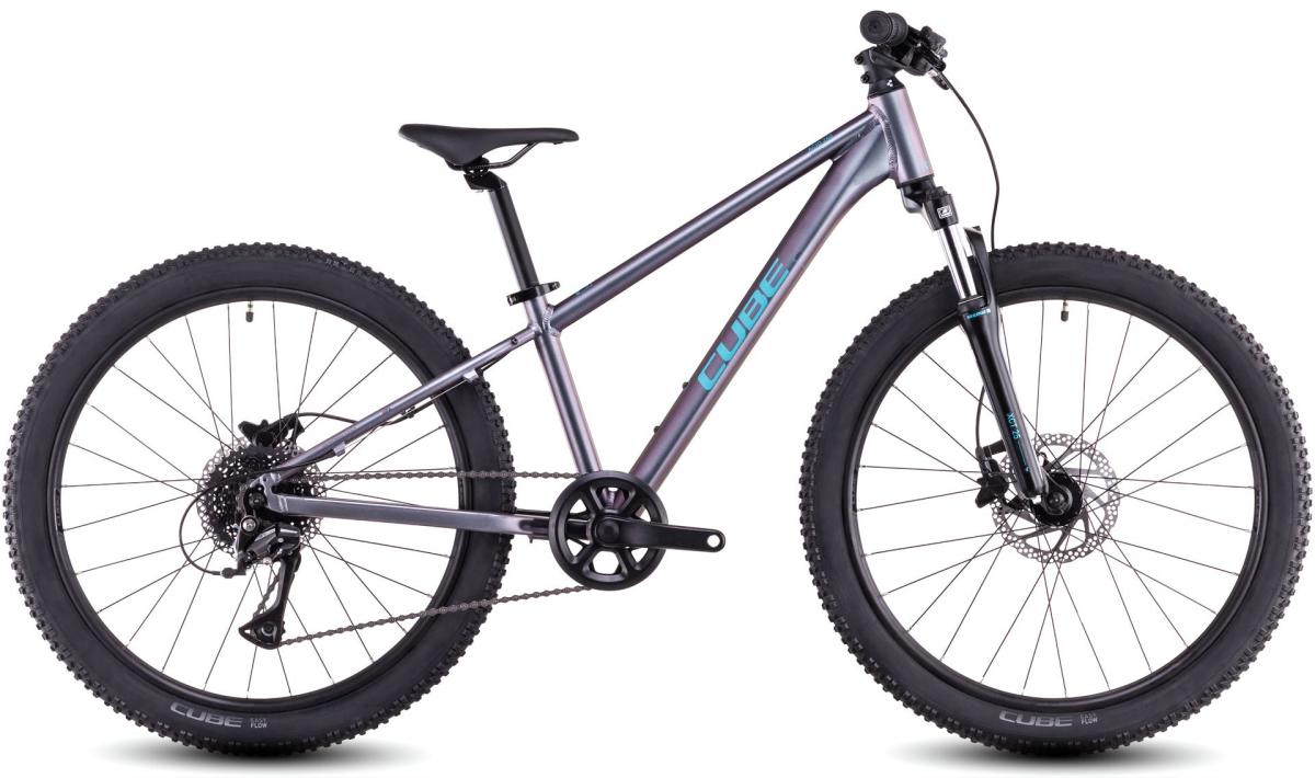 Ez az a kerékpár, amelyet minden fiatal akarni fog – könnyű, erős és mindennel fel van szerelve, amire szükségük lesz a kalandozáson a barátaikkal és a családjukkal. A hidraulikus tárcsafékek erőteljesek és könnyen vezérelhetők, a kifejezetten kis kezek számára tervezett karokkal. A Suntour villa javítja az irányítást és növeli a kényelmet a durva pályákon, a széles tartományú, 1x9 sebességes váltó pedig könnyen kezelhető, és minden dombon könnyű lesz feltekerni. A terep kalandok csak néhány pedálfordulatra